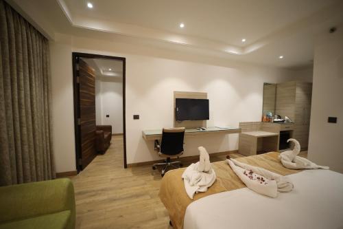 Family Room image 2
