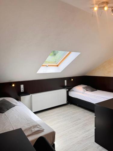 2 twin beds