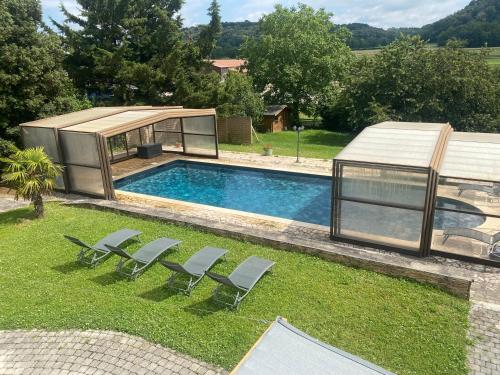 Maison 3 chambres, 3 SdB, terrasse, piscine, spa gîte à louer Maubec