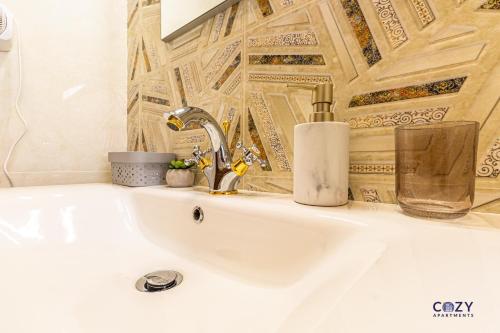 Cozy Brand New Boutique ApartHotel Brasov - image 2