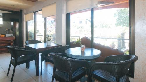 Restaurant, RedDoorz @ Coco Grove Tourist Inn near MUGNA Cafe Resto
