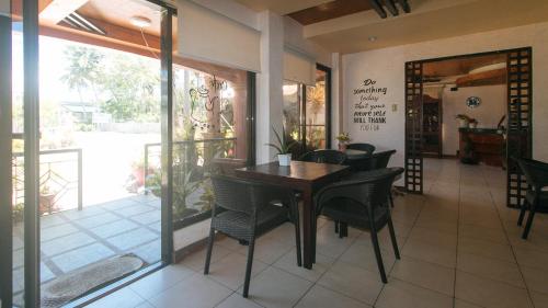 Restaurant, RedDoorz @ Coco Grove Tourist Inn near MUGNA Cafe Resto