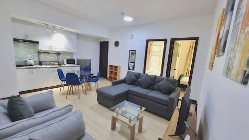 Cozy 2BR 2Bath San Lorenzo Place Netflix 4KM NAIA, Manila