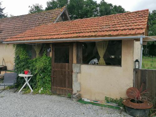 Pezsgőfürdő, Gite avec vue foret - piscine partagée (Gite avec vue foret - piscine partagee) in Roquefort