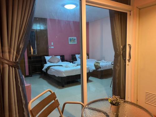 room detail thumbnail 2