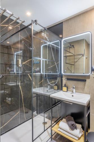 Bathroom, ADIRA Marseille Montgrand 2 etoiles in 06. Castellane et Préfecture