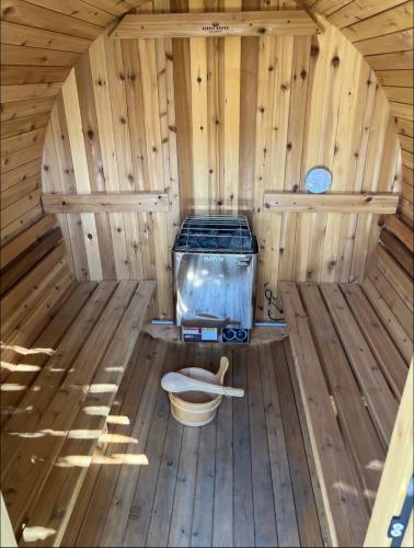 Cheerful 3BR 2BA Sauna Spa Pool Table PPong BBQ More in Lancaster, USA