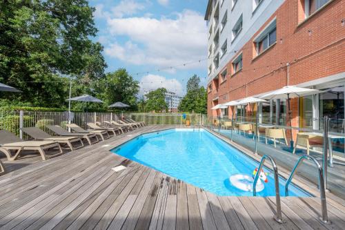 Swimming pool, Clarion Aparthotel Toulouse Le Parc de l'Escale in Toulousse-Blagnac Airport