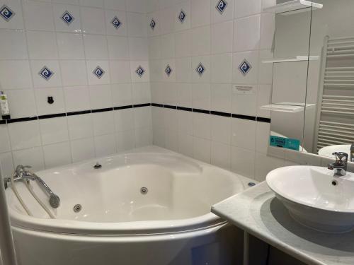 Logis La Lentillere - Restaurant Cote Parc in อล็องกง