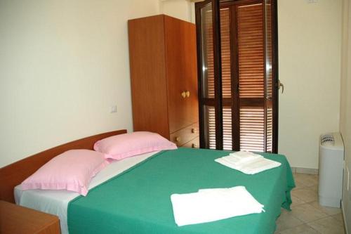 3 twin beds