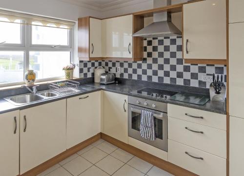 Matthews Cottage Doonbeg sleeps 6 by Trident Holiday Homes, Doonbeg (Foto 5)
