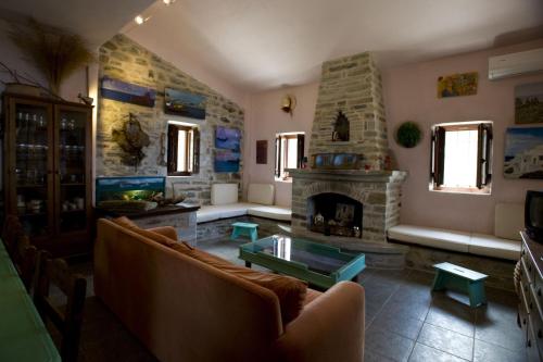 Létesítmények, Benos Tower in Kyparissos