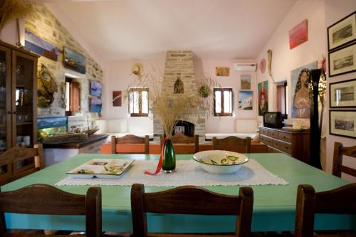 Létesítmények, Benos Tower in Kyparissos