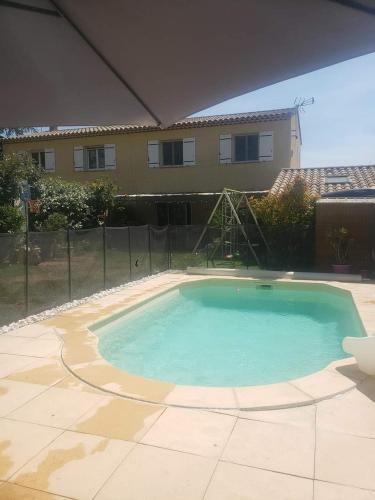 Maison gemenos piscine proche plage 9 couchages clim marseille in Gemenos