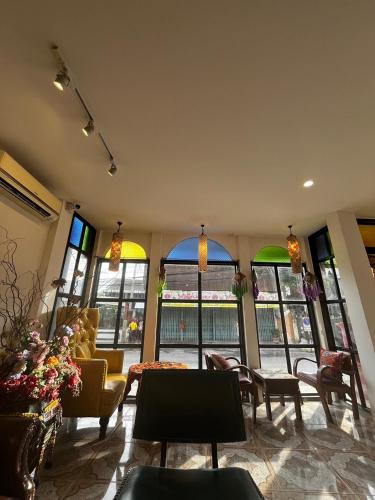 設施, 黃拉蒙 (Yellow Lamoon) in 清邁河邊