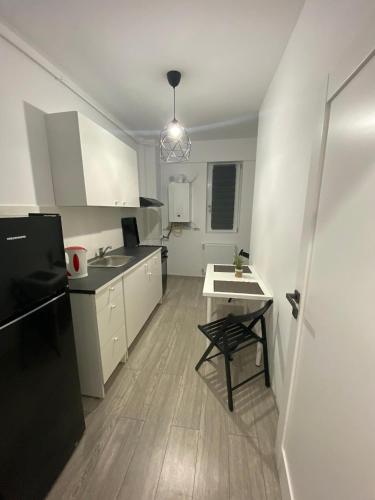 厨房, Elite escape in the couple in 亚悉