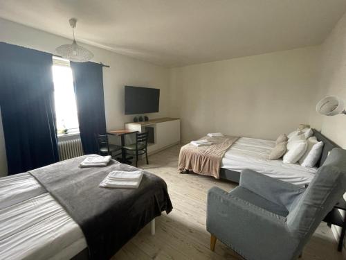 1 queen bed, 2 twin beds