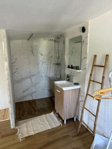 淋浴, Jolie maison au cœur du maquis in 格罗塞托布吕尼亚