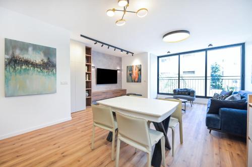 Three-Bedroom Apartment room in Elegance 3 BR in Gordon Beach by HolyGuest