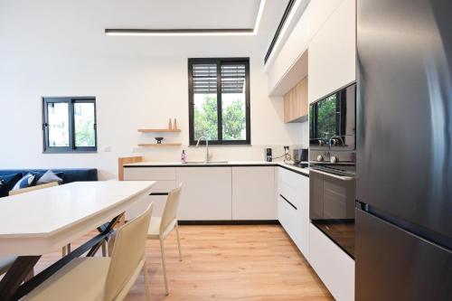 Elegance 3 BR in Gordon Beach by HolyGuest - image 5