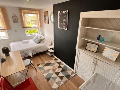 Mini hotel with home facilities in Hamilton West in Hamilton
