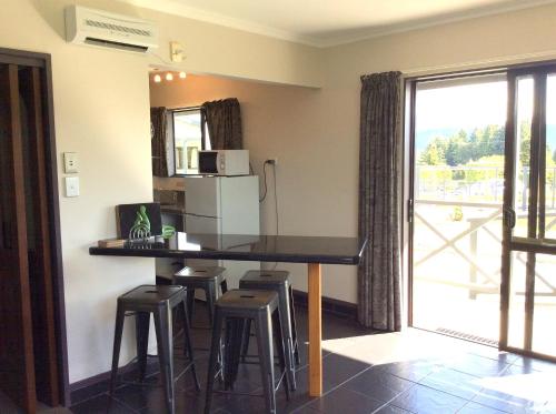 ห้องครัว, Fiordland Great Views Holiday Park in ติอานัว