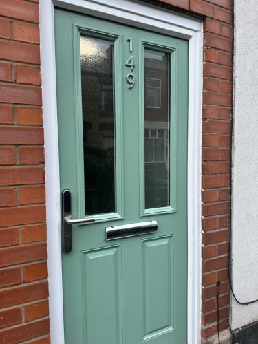 Udvendig, Comfy Studio Flat and Workspace near Ashton-U-Lyne Station in Stalybridge