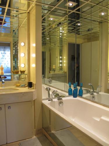 Chic Paris Apartment with Local Vibe and Metro Access - image 6