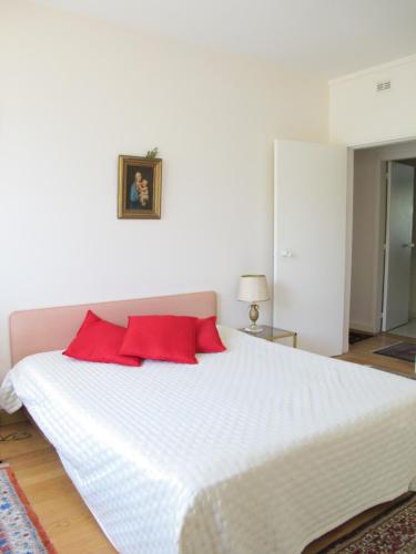 Chic Paris Apartment with Local Vibe and Metro Access - image 5