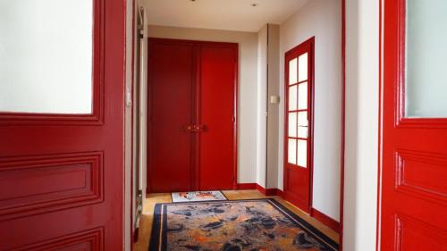 Paris 17 Apartment in Lively Village Style Poncelet District - main image