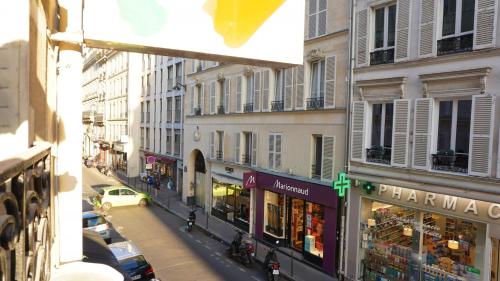 Paris 17 Apartment in Lively Village Style Poncelet District - image 5