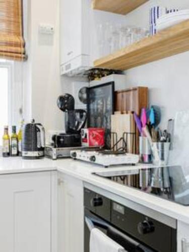 Charming spacious 1bed near Portobello Rd N.Hill - image 6