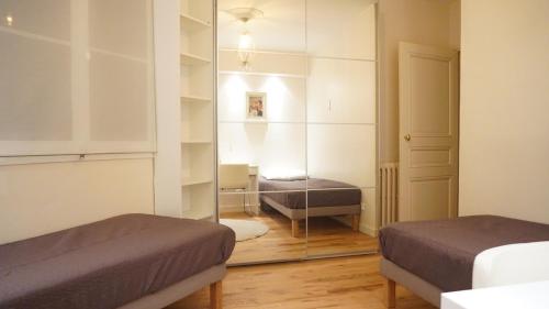 Paris Apartment with Parisian Ambience in Elegant 16th Arrondissement - image 4