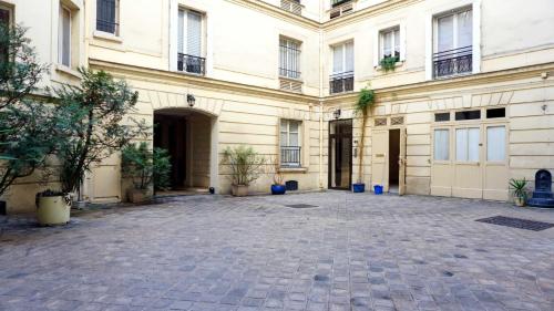 Paris Apartment with Parisian Ambience in Elegant 16th Arrondissement - image 13