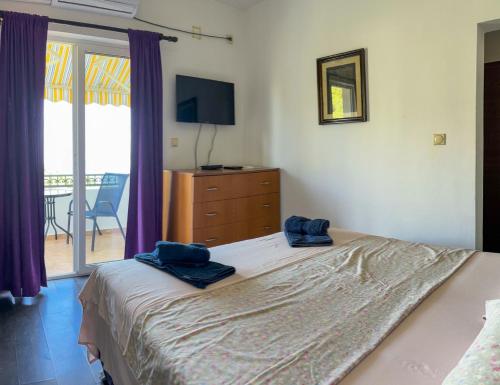 Double Room with Balcony and Sea View image 10