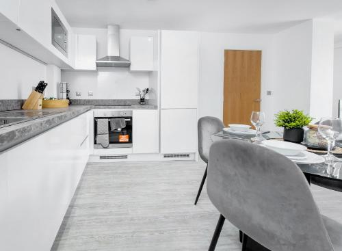 Luxury 2-Bed Apartment in Salford Quays 10 min to Manchester & MediaCity, Manchester (photo 10)