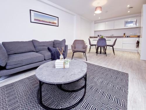 Luxury 2-Bed Apartment in Salford Quays 10 min to Manchester & MediaCity, Manchester (photo 3)