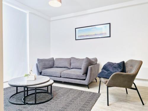 Luxury 2-Bed Apartment in Salford Quays 10 min to Manchester & MediaCity, Manchester (photo 2)