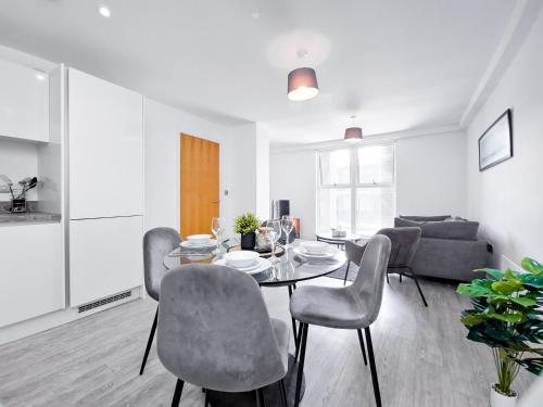 Luxury 2-Bed Apartment in Salford Quays 10 min to Manchester & MediaCity, Manchester (photo 8)