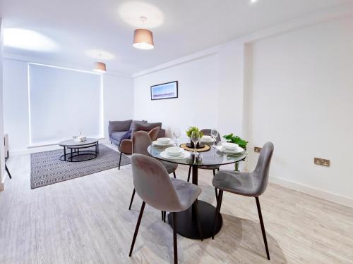 Luxury 2-Bed Apartment in Salford Quays 10 min to Manchester & MediaCity, Manchester (photo 6)