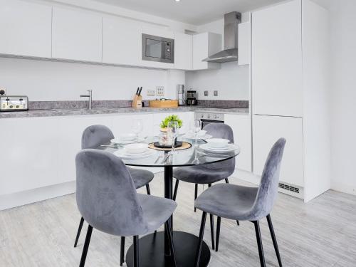 Luxury 2-Bed Apartment in Salford Quays 10 min to Manchester & MediaCity, Manchester (photo 7)