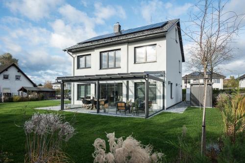 A szálláshely kívülről, BohnApartments Luxury City-Villa Hauptstadtblick-WLAN-Garten-Parkplätze (BohnApartments Luxury Villa Berlin - 210qm - Wintergarten - Kamin - 4 kostenlose Parkplatze - 6 Schl) in Birkenwerder