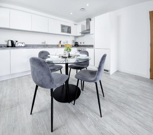 Luxury 2-Bed Apartment in Salford Quays 10 min to Manchester & MediaCity, Manchester (photo 9)