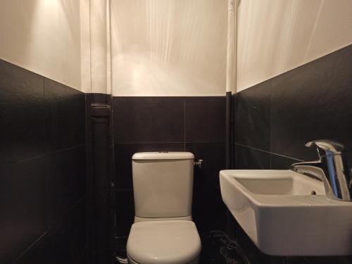 Paris 6th Cultural Apartment in Saint Germain des Pres - image 10