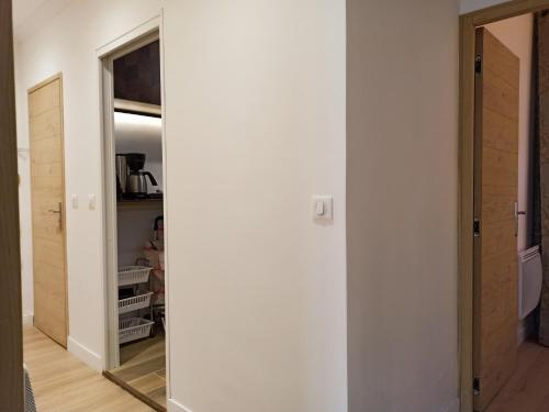 Paris 8 Fashionable Apartment on Prestigious Faubourg Saint Honore - image 14