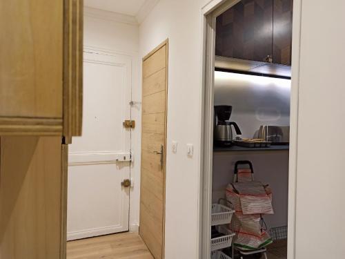 Paris 8 Fashionable Apartment on Prestigious Faubourg Saint Honore - image 5
