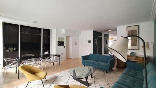 Paris 7 Iconic Apartment in Historic Eiffel Invalides District - image 5
