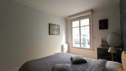 Paris 7 Iconic Apartment in Historic Eiffel Invalides District - image 4