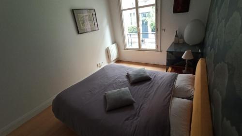 Paris 7 Iconic Apartment in Historic Eiffel Invalides District - image 2