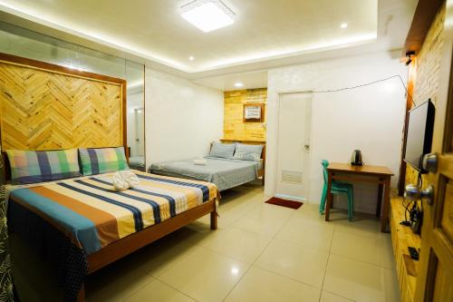2 queen beds, 1 futon bed